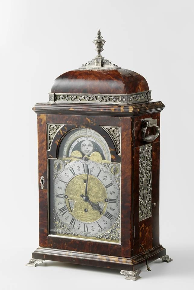 Pendule d'atelier ancienne à chiffres romains